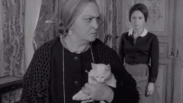 The Third Eye - Il Terzo Occhio - mother Olga Solbelli holding white kitten with maid Gioia Pascal