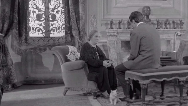 The Third Eye - Il Terzo Occhio - mother Olga Solbelli with Mino Franco Nero and white kitten sitting on floor