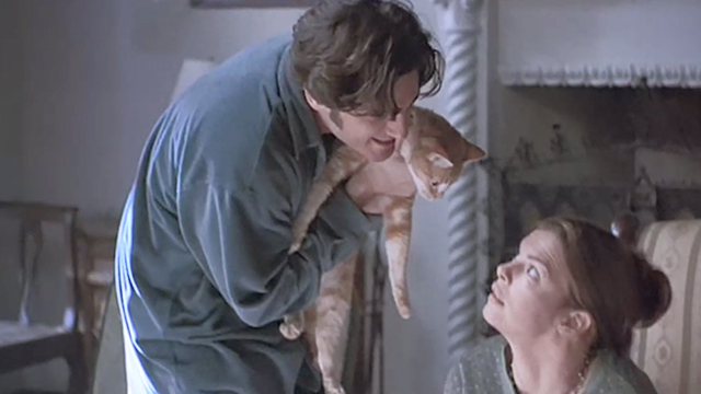 'Til There Was You - Bob Reg Rogers trying to give ginger tabby cat to Gwen Jeanne Tripplehorn