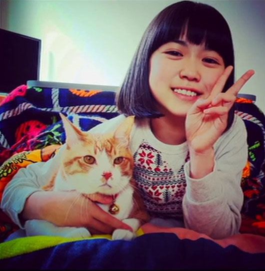Tora-san - photo of Miyu Kokoro Hirasawa posing with ginger and white tabby cat Kintoki