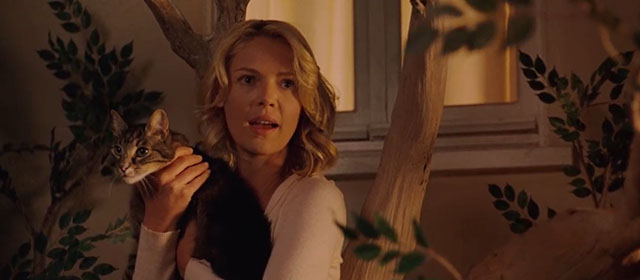 The Ugly Truth - Abby Katherine Heigl holding brown tabby cat D'Artagnan in tree