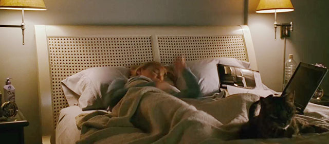 The Ugly Truth - Abby Katherine Heigl in bed with brown tabby cat D'Artagnan