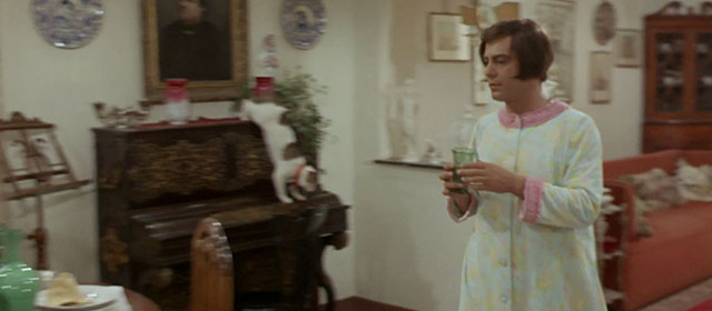 Vedo nudo - I See Naked - Ornella Nino Manfredi passing tabby and white cat Fabiola wearing red ribbon coming down from piano