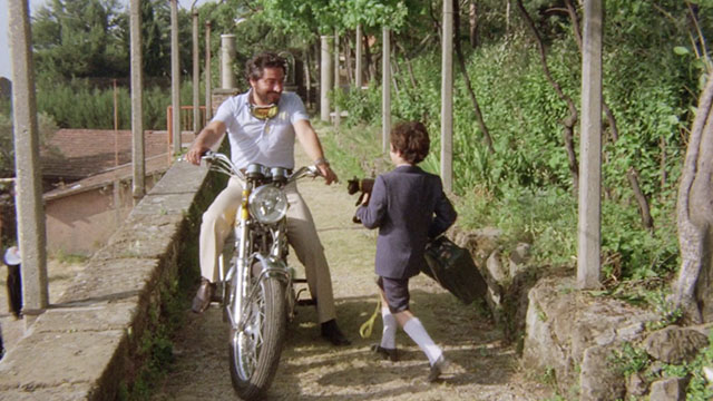 The Weapon, the Hour, the Motive - L'arma l'ora il movente - Ferruccio Arturo Trina holding black kitten with Inspector Boito Renzo Montagnani on motorcycle