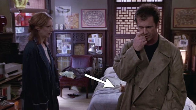 What Women Want - ginger tabby cat on bed behind Nick Mel Gibson and Erin Judy Greer