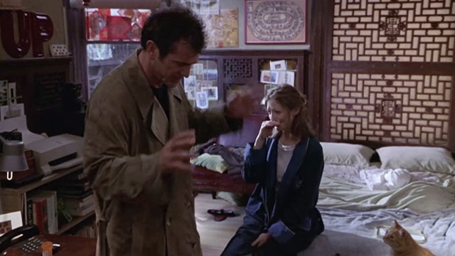 What Women Want - ginger tabby cat on bed beside Nick Mel Gibson and Erin Judy Greer