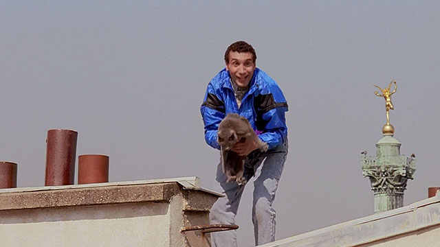 Chacun Cherche son Chat - When the Cat's Away - Djamel Zinedine Soualem on roof holding gray cat