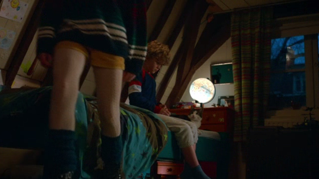 Wiplala - cat Vlieg Fly with Johannes Sasha Mylanus on bed watching Nella Della exit