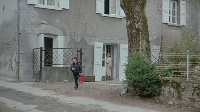 The Woman Next Door - La femme d'à côté - cat sitting by door as Thomas Olivier Becquaert exits with Arlette Michèle Baumgartner watching