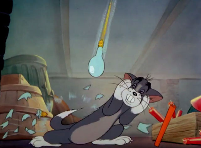 The Yankee Doodle Mouse - Tom cartoon cat being bombed by light bulbs