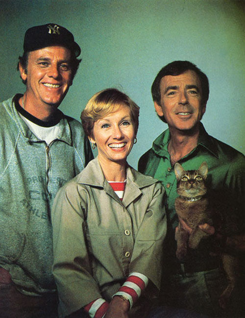 Cat From Outer Space - Liz Sandy Duncan, Frank Ken Berry holding Abyssinian cat Jake Rumple and Link McLean Stevenson
