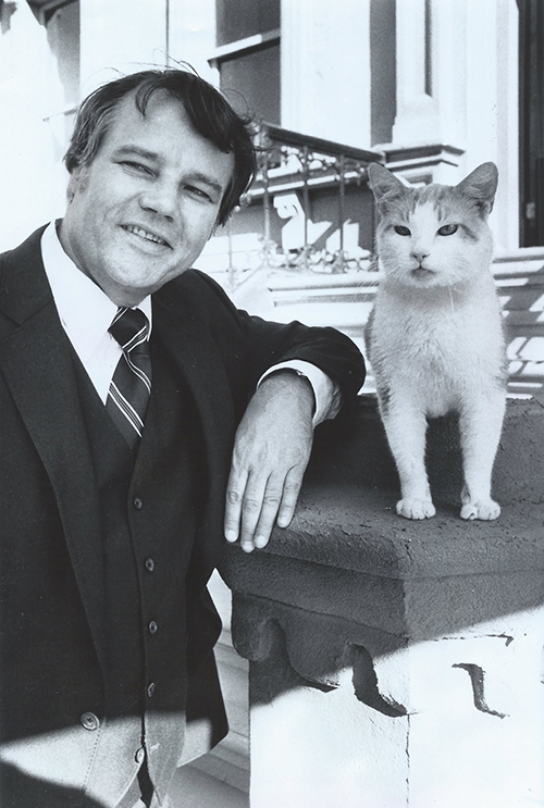 Eischied publicity still of Joe Don Baker and cat Waldo Kitty