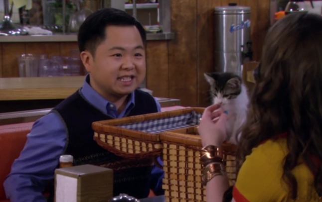 2 Broke Girls and the Fat Cat - Han agrees to find homes for the kittens