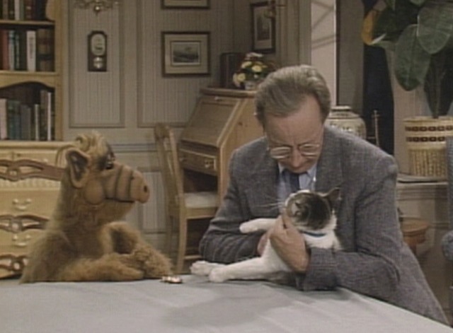 Alf - Looking for Lucky Willie tries to talk to cat