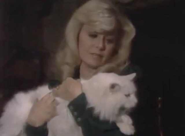 Archie Bunker's Place - Gloria: The First Day - longhair white cat Blossom Schneider held by Gloria Sally Struthers