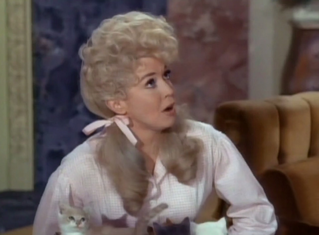 The Beverly Hillbillies - Jed Buys the Capitol - Elly May Donna Douglas with kittens in box