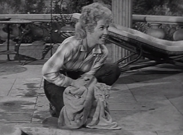 The Beverly Hillbillies - Jethro's Friend - Elly May Donna Douglas with Rusty cat Orangey in towel