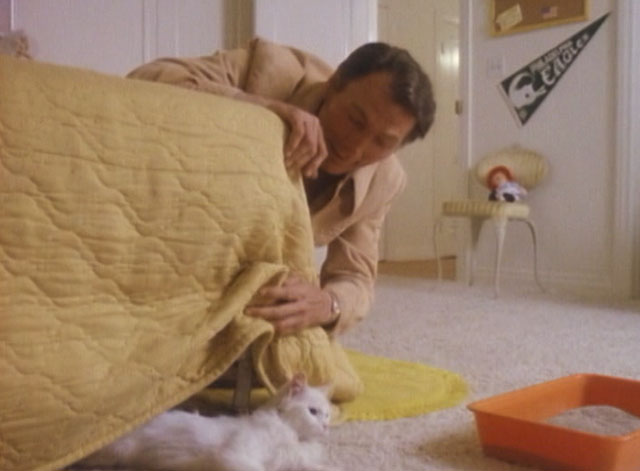 Bronk - Pilot telefilm - Alex Bronkov Jack Palance finds white longhair cat Yankee under bed