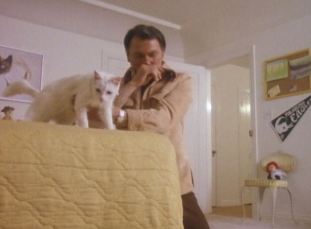 Bronk - Pilot telefilm - Alex Bronkov Jack Palance puts white longhair cat Yankee on top of bed