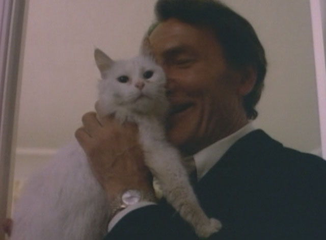 Bronk - Pilot telefilm - Alex Bronkov Jack Palance hugging white longhair cat Yankee