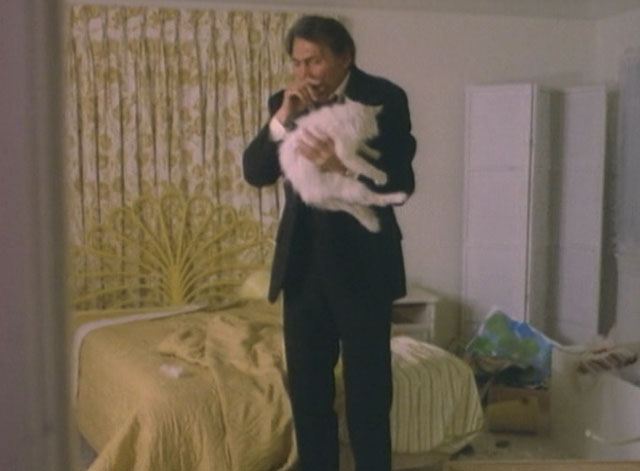Bronk - Pilot telefilm - Alex Bronkov Jack Palance holding white longhair cat Yankee