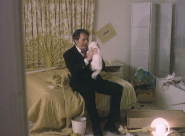 Bronk - Pilot telefilm - Alex Bronkov Jack Palance holding white longhair cat Yankee on bed
