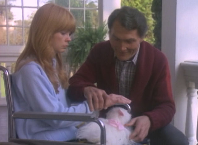 Bronk - Pilot telefilm - Alex Bronkov Jack Palance having Ellen Dina Ousley pet stuffed white cat toy