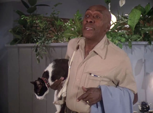 Charlie's Angels - Angels in Vegas - Jip Scatman Crothers holding tuxedo cat under arm