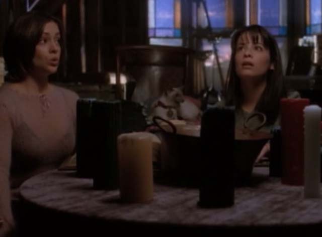 Charmed - Dream Sorcerer - Siamese cat Kit sitting behind Phoebe Alyssa Milano and Piper Holly Marie Combs