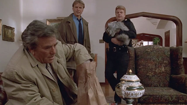 Columbo - A Trace of Murder - Peter Falk with Officer Will Nye holding silver Persian tabby cat and Patrick David Rasche