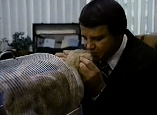 Eischied - Only the Pretty Girls Die - Joe Don Baker with ginger and white tabby cat P.C. Waldo Kitty in carrier on desk