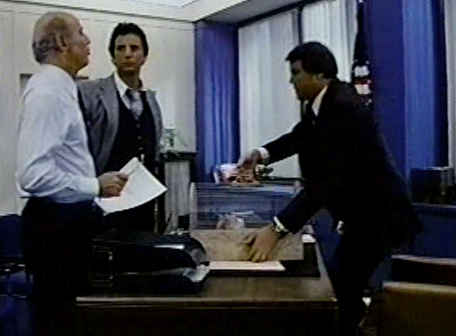 Eischied - Only the Pretty Girls Die - Detective Alessi Vincent Bufano, Finnerty Alan Oppenheimer and Joe Don Baker with ginger and white tabby cat P.C. Waldo Kitty in carrier