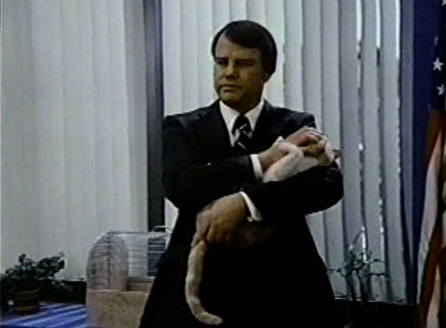 Eischied - Only the Pretty Girls Die - Joe Don Baker holding ginger and white tabby cat P.C. Waldo Kitty