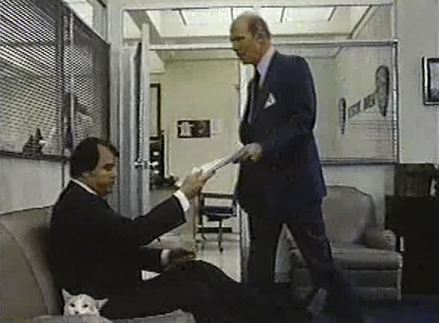 Eischied - The U.N. Connection - ginger and white tabby cat P.C. Waldo Kitty on couch beside Joe Don Baker with Finnerty Alan Oppenheimer