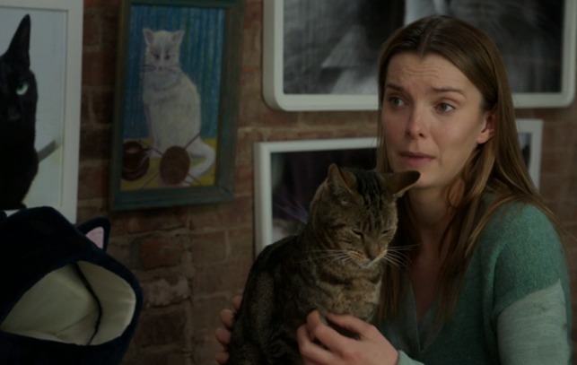 Elementary - Murder Ex Machina cat and Fiona Betty Gilpin in cat cafe