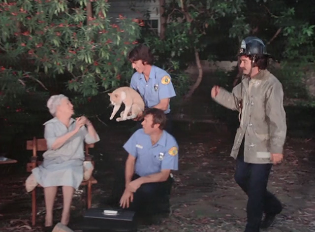 Emergency - The Unlikely Heirs - John Randolph Mantooth handing orange and white cat Simba to Mrs. Evans Elizabeth Kerr with Roy Kevin Tighe and Chet Tim Donnelly