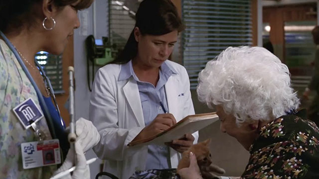 ER - Tandem Repeats - Chuney Laura Cerón, Abby Maura Tierney with Roxanne Charlotte Rae pulling ginger tabby kitten Purdy from purse