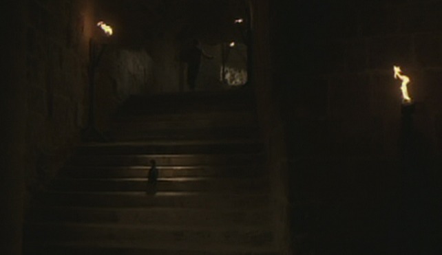 Game of Thrones - The Wolf and the Lion Arya chases tabby cat down stairs