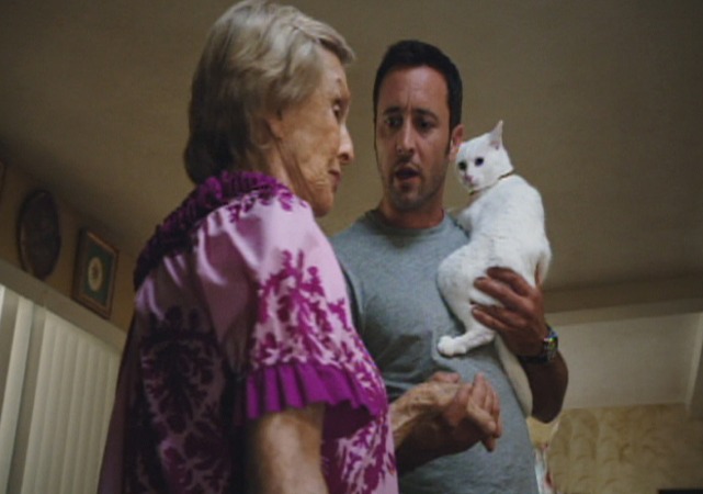 Hawaii Five-0 - Kuka'awale - McGarret, Mr. Pickles cat and elderly woman