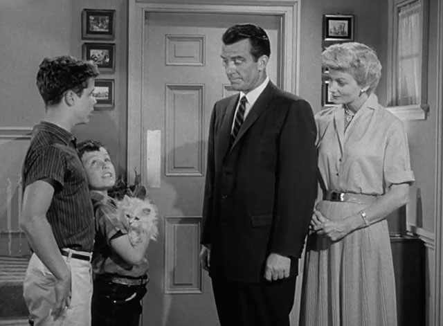 Leave it to Beaver - Cat Out of the Bag - white Persian cat Puff Puff held by Jerry Mathers with Wally Tony Dow, Ward Cleaver Hugh Beaumont and June Barbara Billingsley