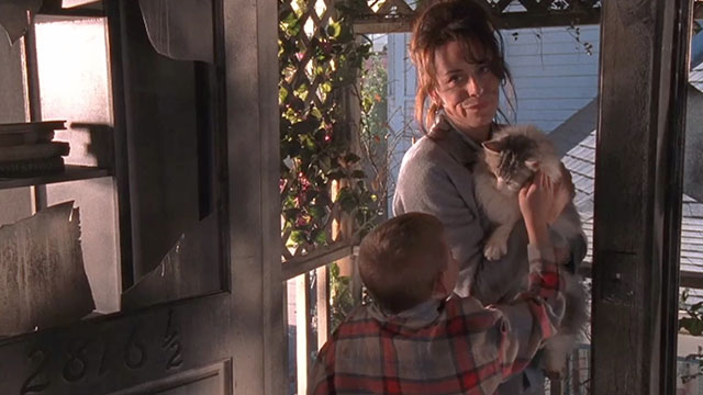Malcolm in the Middle - Malcolm vs. Reese - Lois Jane Kaczmarek holding longhair gray and white cat Jellybean with Dewey Erik Per Sullivan