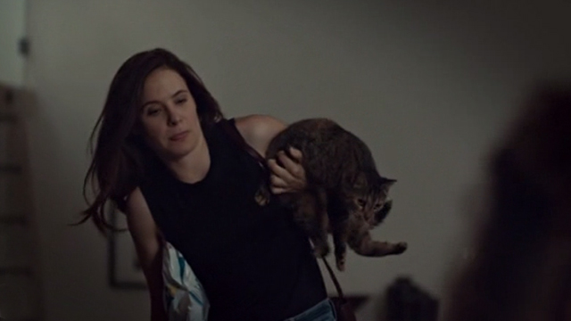 Mary Kills People - Bloody Mary - Mary Caroline Dhavernas carrying tabby cat Casper