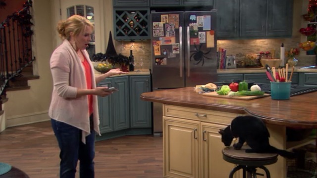 Melissa and Joey - Witch Came First - Melissa with black cat on stool