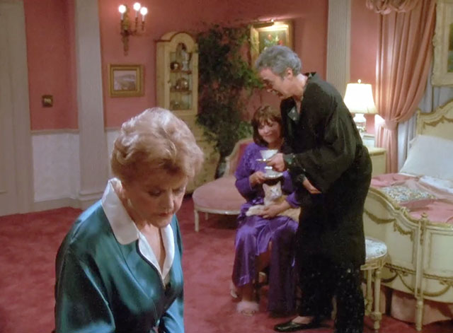 Murder, She Wrote - The Family Jewels - ginger tabby cat lying on lap of Sheila Brenda Vaccaro with Jessica Angela Lansbury and Porter John Considine