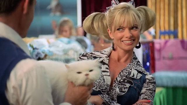 My Name is Earl - Larceny of a Kitty Cat - Joy Jaime Pressly watching her white Persian cat being judged
