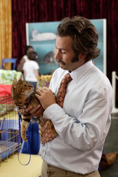 My Name is Earl - Larceny of a Kitty Cat - Earl Jason Lee holding Bengal tabby cat Sebastian