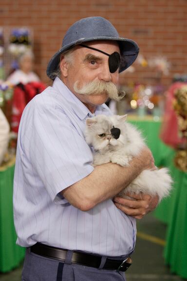 My Name is Earl - Larceny of a Kitty Cat - Willie the One Eyed Mailmain Bill Suplee with Persian cat wearing eye patch
