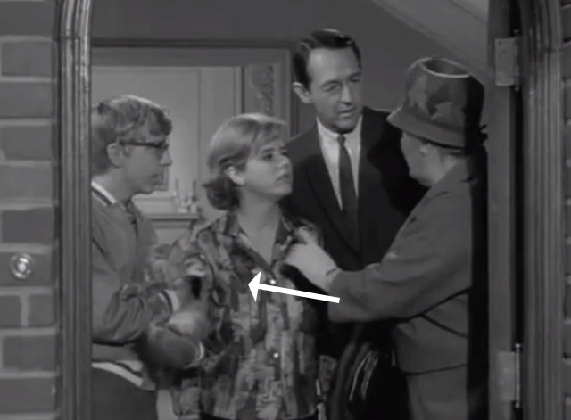 The Patty Duke Show - Patty Leads a Dog's Life - Patty Duke father William Schallert Eloise Rita and Ross Paul O'Keefe with long-haired tabby cat in doorway