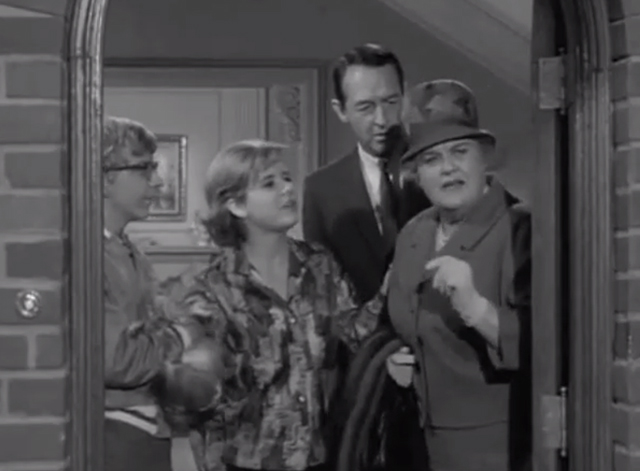The Patty Duke Show - Patty Leads a Dog's Life - Patty Duke father William Schallert Eloise Rita and Ross Paul O'Keefe with long-haired tabby cat in doorway