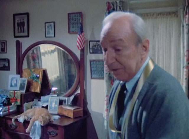 Police Woman - Merry Christmas Waldo - Lloyd Nolan holding up pearl necklace with ginger tabby cat Harry lying on dresser